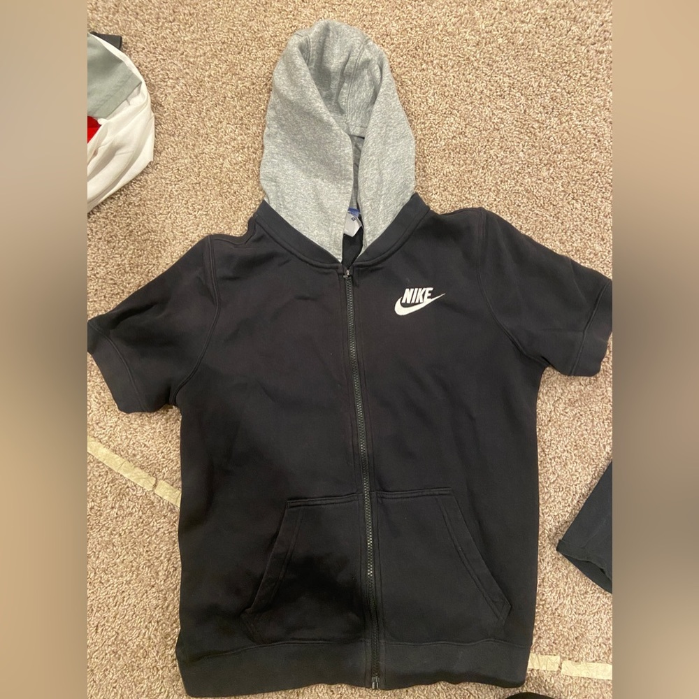 Boys’ Nike short sleeve hoodie, size XL